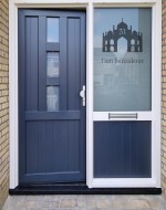 Raamfolie voordeur moskee met naam en huisnr